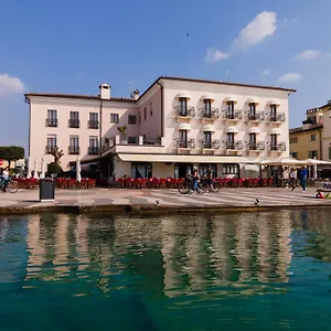 La Vista Postcard Hotel